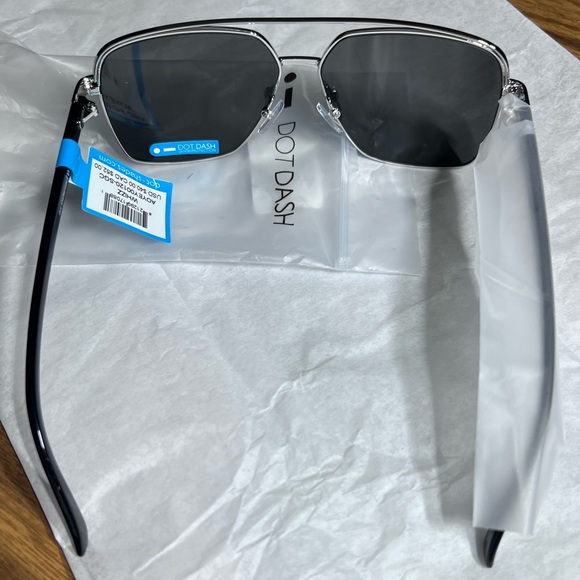 Dot Dash Unisex Whizz Sunglasses
NWT SILVER-One Size - Picture 5 of 11